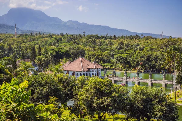 Water Palace Taman Ujung i Bali Island Indonesien - rejser og arkitektur baggrund - Stock-foto