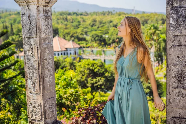 Νεαρή γυναίκα με φόρεμα στο Water Palace Soekasada Ταμάν Ουτζονγκ ερείπια στο Μπαλί της Ινδονησίας. Καταπληκτική παλιά αρχιτεκτονική. Ιστορικό ταξιδιών και αργιών — Φωτογραφία Αρχείου