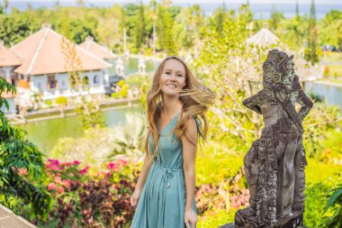 Endonezya Bali Adası'nda Su Sarayı Soekasada Taman Ujung Harabeleri elbiseli genç kadın. İnanılmaz eski mimari. Seyahat ve tatil arka plan