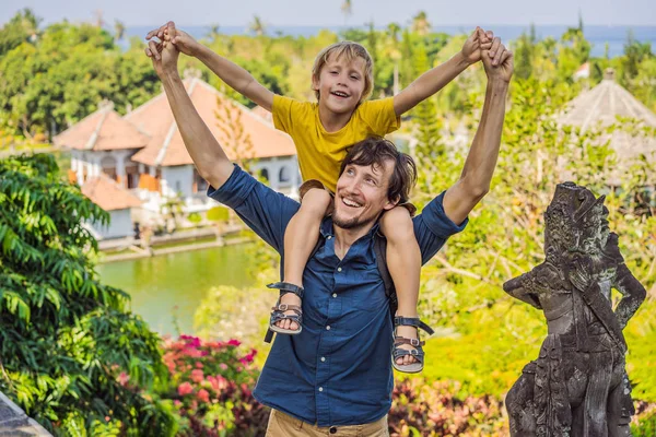 Papa et fils dans le palais de l'eau Soekasada Taman Ujung Ruines sur l'île de Bali en Indonésie. Incroyable vieille architecture. Voyage et vacances fond. Voyager avec des enfants concept. Enfants Lieux conviviaux — Photo