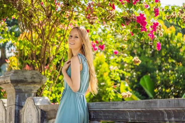 Jovem mulher vestida no Palácio da Água Soekasada Taman Ujung Ruínas na Ilha Bali, na Indonésia. Arquitetura antiga incrível. Viagens e feriados fundo — Fotografia de Stock