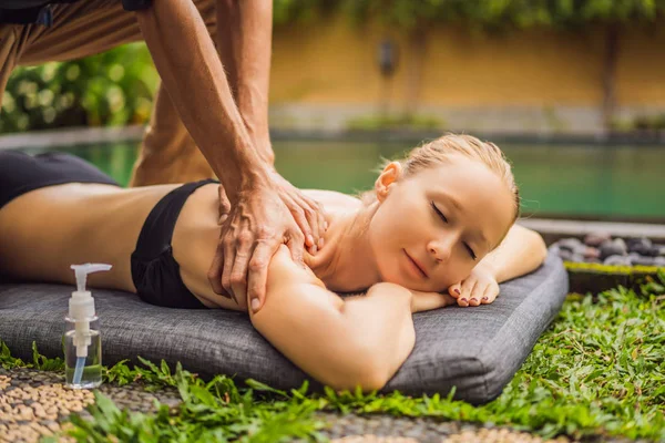 Młoda kobieta relaksujący poza spa zdrowia przy basenie, podczas gdy o masażu — Zdjęcie stockowe