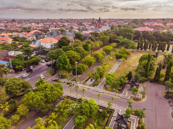 Widok z lotu ptaka na miasto Denpassar, Bali — Zdjęcie stockowe