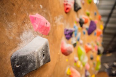 Ahşap duvar tırmanışı ile spor salonunda tutar