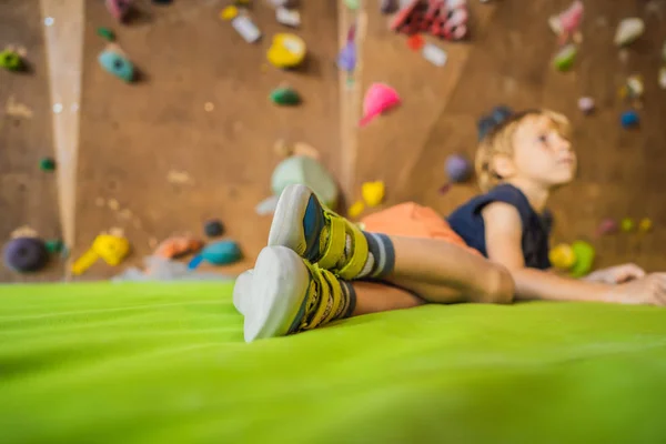 Junge ruht sich nach Klettern einer Felswand im Haus aus — Stockfoto