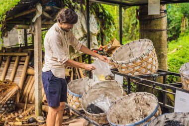 Adam ayrı ayrı çöp toplar. Ayrı çöp toplama kavramı