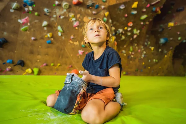 Kisfiú hegymászó egy sziklafal különleges csizma. Fedett — Stock Fotó