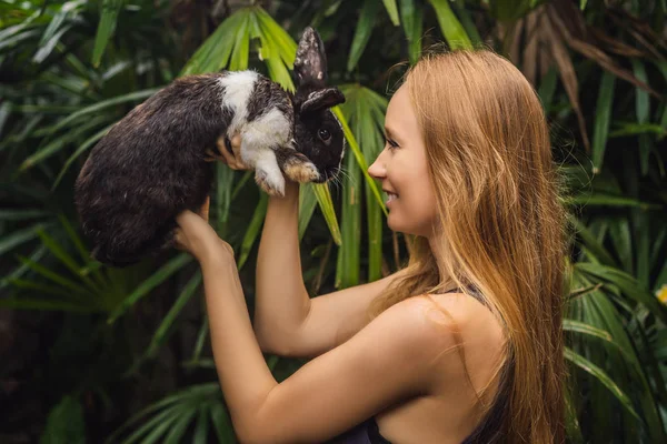토끼를 들고 있는 여자. 토끼 동물에 화장품 테스트. 동물 학대 없는 동물 학대 개념 중지 — 스톡 사진