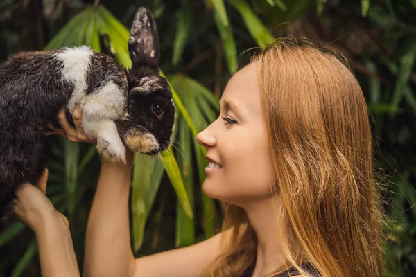 ウサギを抱いた女ウサギ動物の化粧品試験。残酷な自由と停止動物虐待の概念 — ストック写真