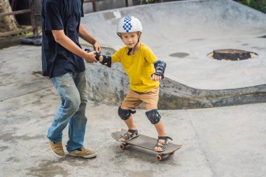 Atletik çocuk bir paten parkı bir eğitmen ile kaykay öğrenir. Çocuk eğitimi, spor
