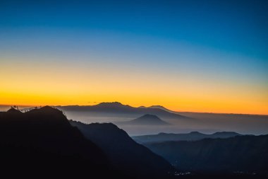 Java Adası'ndaki Bromo Tengger Semeru Milli Parkı'nda gün doğumu, Endonezya. Bromo veya Gunung Bromo endonezya, Semeru ve diğer volkanlar içinde Kum Denizi içinde bulunan görünümü