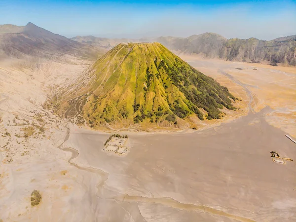 Fotografia aérea do vulcão Bromo e do vulcão Batok no Parque Nacional Bromo Tengger Semeru, em Java Island, Indonésia. Um dos objetos vulcânicos mais famosos do mundo. Viajar para Indonésia — Fotografia de Stock