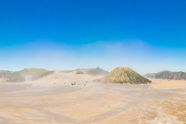 Panoramic Aerial shot of the Bromo vulcano and Batok vulcano at the Bromo Tengger Semeru National Park on Java Island, Indonesia. Um dos objetos vulcânicos mais famosos do mundo. Viagem para — Fotografia de Stock