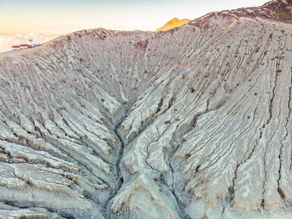 Fotografia aérea do vulcão Ijen ou Kawah Ijen na língua indonésia. Vulcão famoso contendo o maior no lago ácido mundial e ponto de mineração de enxofre no lugar onde os gases vulcânicos vêm — Fotografia de Stock