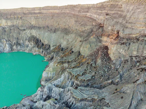 Fotografia aérea do vulcão Ijen ou Kawah Ijen na língua indonésia. Vulcão famoso contendo o maior no lago ácido mundial e ponto de mineração de enxofre no lugar onde os gases vulcânicos vêm — Fotografia de Stock