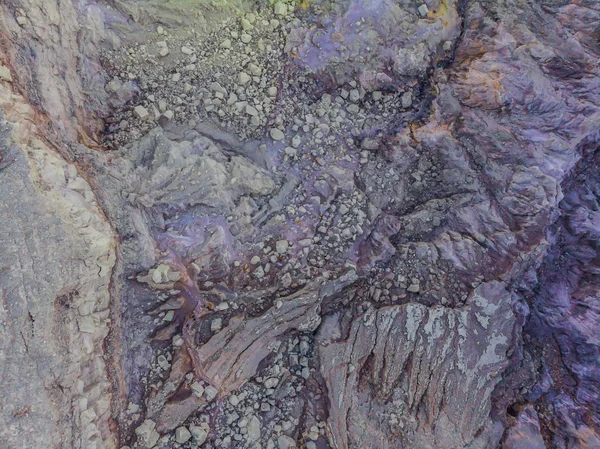 Aerial shot of the Ijen volcano or Kawah Ijen on the Indonesian language (en inglés). Famoso volcán que contiene el más grande del mundo lago ácido y punto de extracción de azufre en el lugar donde los gases volcánicos vienen — Foto de Stock