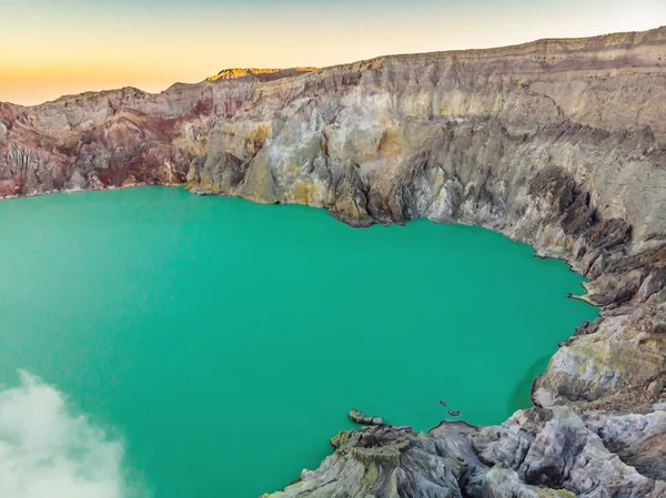 Fotografia aérea do vulcão Ijen ou Kawah Ijen na língua indonésia. Vulcão famoso contendo o maior no lago ácido mundial e ponto de mineração de enxofre no lugar onde os gases vulcânicos vêm — Fotografia de Stock