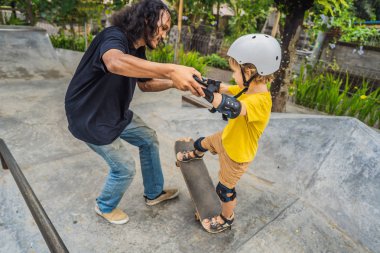 Atletik çocuk bir paten parkı bir eğitmen ile kaykay öğrenir. Çocuk eğitimi, spor
