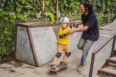 Atletik çocuk bir paten parkı bir eğitmen ile kaykay öğrenir. Çocuk eğitimi, spor