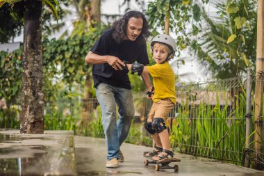 Atletik çocuk bir paten parkı bir eğitmen ile kaykay öğrenir. Çocuk eğitimi, spor