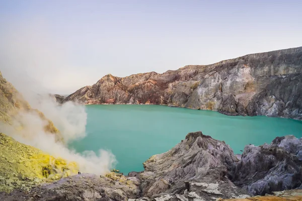 O vulcão Ijen ou Kawah Ijen na língua indonésia. Vulcão famoso contendo o maior no lago ácido mundial e ponto de mineração de enxofre no lugar onde os gases vulcânicos vêm do vulcão — Fotografia de Stock