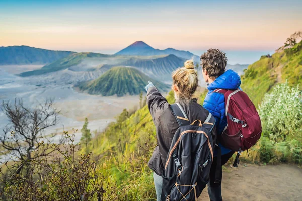 Genç çift erkek ve kadın Java Adası'nda Bromo Tengger Semeru Milli Parkı'nda gün doğumu karşılamak, Endonezya. Onlar Bromo veya Gunung Bromo Endonezya, Semeru ve muhteşem görünümü zevk — Stok fotoğraf