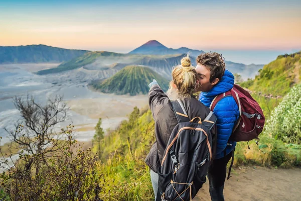 Giovane coppia uomo e donna incontrano l'alba al Bromo Tengger Semeru National Park sull'isola di Java, Indonesia. Essi godono di una magnifica vista sul Bromo o Gunung Bromo su Indonesiano, Semeru e — Foto Stock