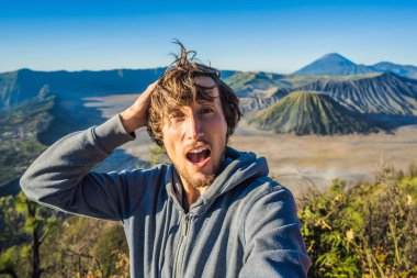 Genç adam Java Adası'nda Bromo Tengger Semeru Milli Parkı'nda gün doğumu karşılar, Endonezya. Endonezya, Semeru ve diğer volkanlarda Bromo veya Gunung Bromo'nun muhteşem manzarasına sahiptir.