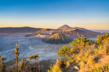 Java Adası'ndaki Bromo Tengger Semeru Milli Parkı'nda gün doğumu, Endonezya. Bromo veya Gunung Bromo endonezya, Semeru ve diğer volkanlar içinde Kum Denizi içinde bulunan görünümü