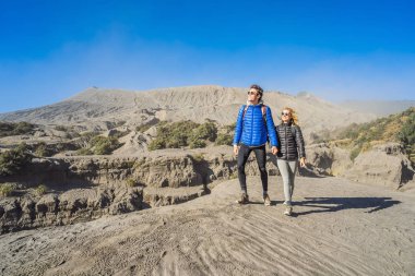 Genç çift erkek ve kadın Java Adası'nda Tengger Semeru Milli Parkı'nda Bromo yanardağı ziyaret, Endonezya. Onlar Bromo veya Gunung Bromo Endonezya, Semeru ve muhteşem görünümü zevk
