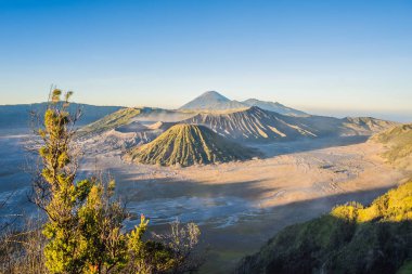 Java Adası'ndaki Bromo Tengger Semeru Milli Parkı'nda gün doğumu, Endonezya. Bromo veya Gunung Bromo endonezya, Semeru ve diğer volkanlar içinde Kum Denizi içinde bulunan görünümü