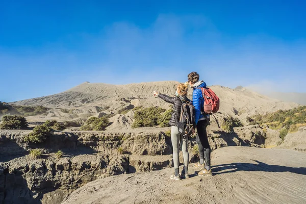 Genç çift erkek ve kadın Java Adası'nda Tengger Semeru Milli Parkı'nda Bromo yanardağı ziyaret, Endonezya. Onlar Bromo veya Gunung Bromo Endonezya, Semeru ve muhteşem görünümü zevk — Stok fotoğraf