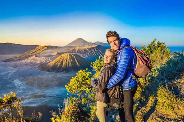 Genç çift erkek ve kadın Java Adası'nda Bromo Tengger Semeru Milli Parkı'nda gün doğumu karşılamak, Endonezya. Onlar Bromo veya Gunung Bromo Endonezya, Semeru ve muhteşem görünümü zevk — Stok fotoğraf