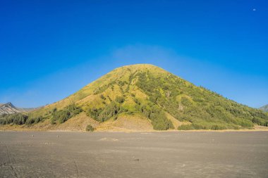 Java Adası'ndaki Bromo Tengger Semeru Milli Parkı'ndaki Batok yanardağı, Endonezya. Dünyanın en ünlü volkanik nesnelerinden biri. Endonezya konseptine seyahat