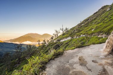 Endonezya dilinde Ijen yanardağveya Kawah Ijen trecking bir dağ yolundan yeşil dağların muhteşem manzarası. Dünyanın en büyük asit göl ve içeren ünlü yanardağ