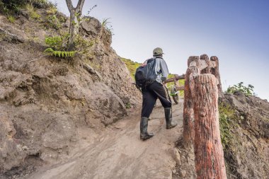 Endonezya dilinde Ijen yanardağveya Kawah Ijen trecking bir dağ yolu üzerinde. Dünyanın en büyüğünü içeren ünlü yanardağ asit gölü ve kükürt madenciliği yerinde