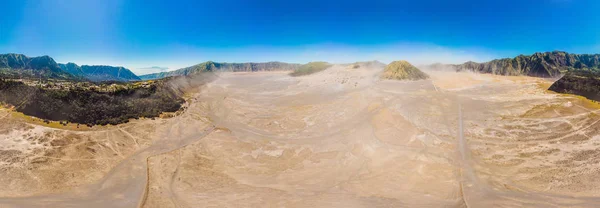 Panoramic Aerial shot of the Bromo vulcano and Batok vulcano at the Bromo Tengger Semeru National Park on Java Island, Indonesia. Um dos objetos vulcânicos mais famosos do mundo. Viagem para — Fotografia de Stock