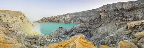 Fotografia panorâmica do vulcão Ijen ou Kawah Ijen na língua indonésia. Vulcão famoso contendo o maior no lago ácido mundial e ponto de mineração de enxofre no lugar onde os gases vulcânicos vêm — Fotografia de Stock