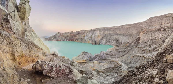 Fotografia panorâmica do vulcão Ijen ou Kawah Ijen na língua indonésia. Vulcão famoso contendo o maior no lago ácido mundial e ponto de mineração de enxofre no lugar onde os gases vulcânicos vêm — Fotografia de Stock