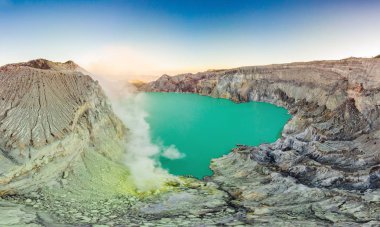 Endonezya dilinde Ijen yanardağ veya Kawah Ijen havadan çekim. Volkanik gazların geldiği yerde dünyanın en büyüğü olan asit gölü ve sülfür madenciliği noktasını içeren ünlü yanardağ