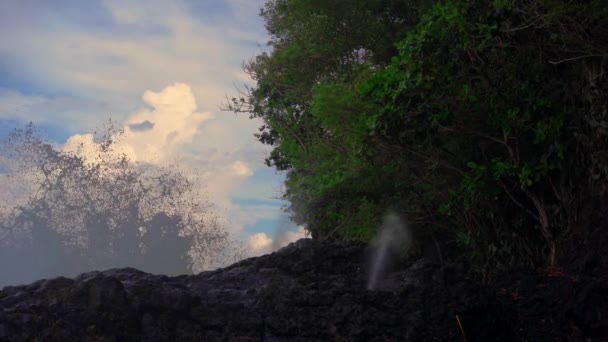 Super SlowMotion shot van de fonteinen of geisers gemaakt door de natuur op vulkanische rotsen in de buurt van het witte zandstrand op het eiland Bali — Stockvideo