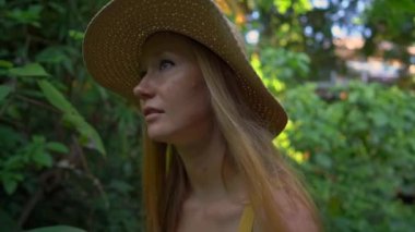 Campuhan sırt yürüyüş veya Ressamlar Ubud yürüyüş gün batımı sırasında yürüyen sarı elbiseli genç bir kadının Süper slowmotion çekim. Bali'deki seyahat noktaları. Travell bali kavramı.