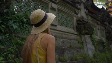 Ubud Campuhan sırt yürüyüş veya ressamlar geçit yürüyen sarı elbiseli genç bir kadın. Bali'deki seyahat noktaları. Travell bali kavramı.