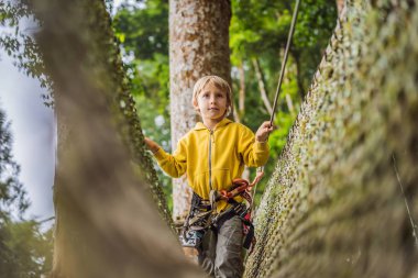 Halat parkında küçük bir çocuk. Parkta temiz havada çocuğun aktif fiziksel rekreasyon. Çocuklar için eğitim
