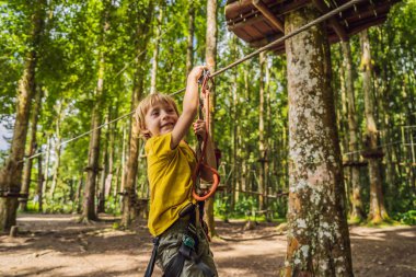 Halat parkında küçük bir çocuk. Parkta temiz havada çocuğun aktif fiziksel rekreasyon. Çocuklar için eğitim