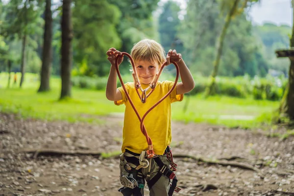 Halat parkında küçük bir çocuk. Parkta temiz havada çocuğun aktif fiziksel rekreasyon. Çocuklar için eğitim — Stok fotoğraf
