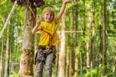 Halat parkında küçük bir çocuk. Parkta temiz havada çocuğun aktif fiziksel rekreasyon. Çocuklar için eğitim