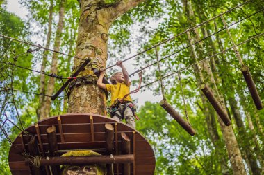 Halat parkında küçük bir çocuk. Parkta temiz havada çocuğun aktif fiziksel rekreasyon. Çocuklar için eğitim