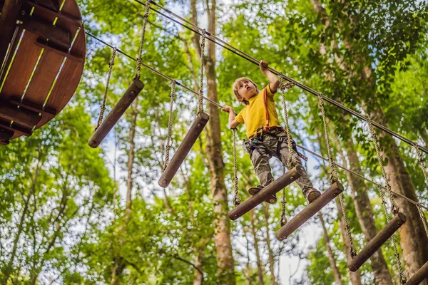 Halat parkında küçük bir çocuk. Parkta temiz havada çocuğun aktif fiziksel rekreasyon. Çocuklar için eğitim