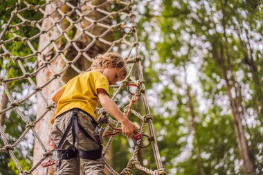 Halat parkında küçük bir çocuk. Parkta temiz havada çocuğun aktif fiziksel rekreasyon. Çocuklar için eğitim